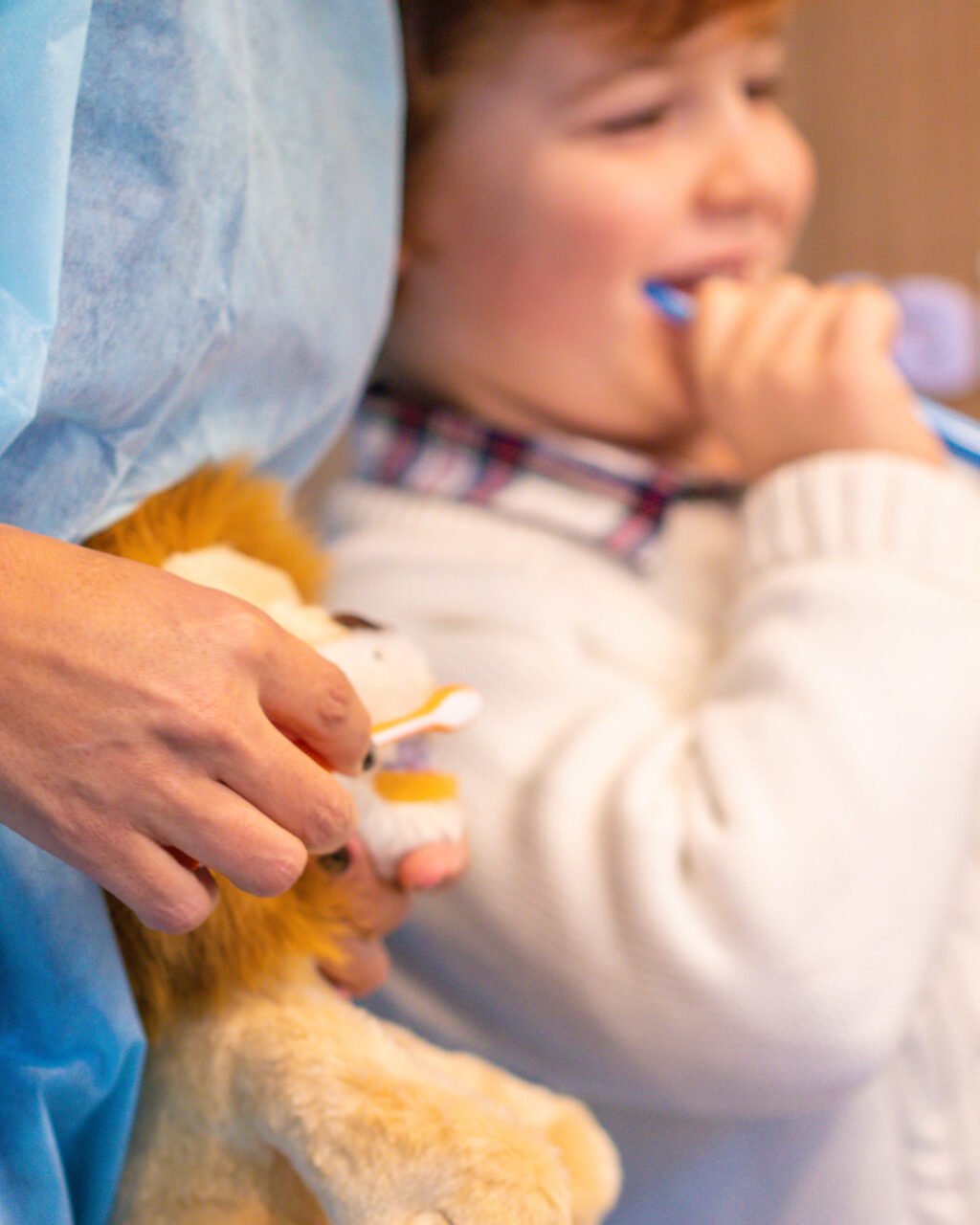 Criança a escovar os dentes Criança no dentista.